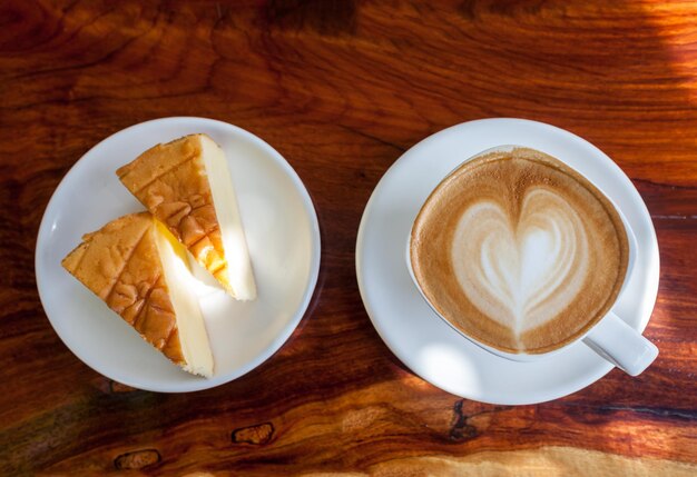 Tasse de café au lait avec gâteau