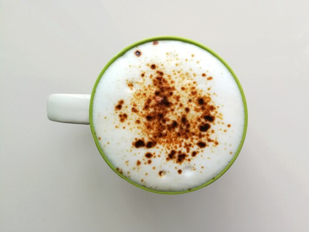 Tasse de café au lait isolé sur une surface blanche