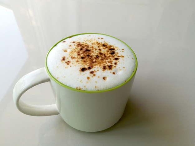 Tasse de café au lait isolé sur une surface blanche