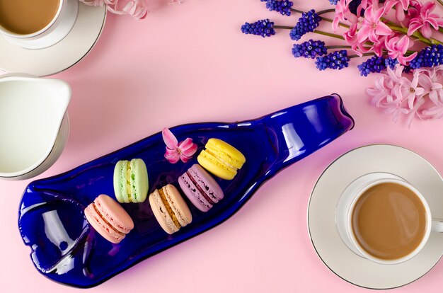 Tasse De Café Au Lait, Macarons Et Pot De Lait Sur Rose Pastel