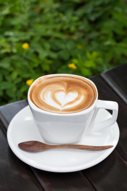 Tasse de café au lait sur table en bois Mise au point sélective