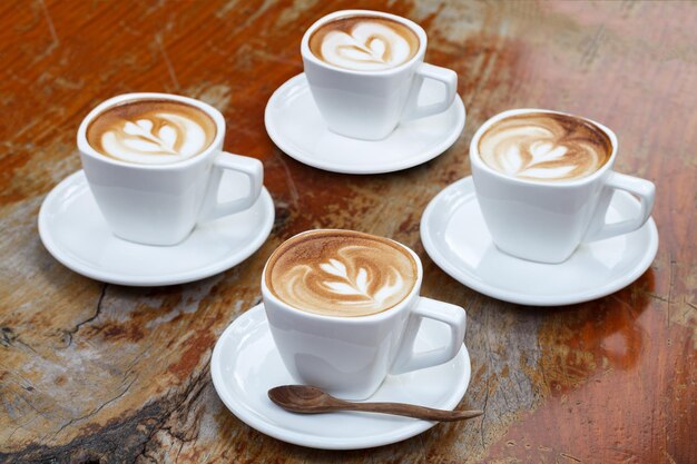 Tasse de café au lait sur table en bois