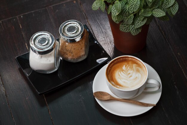 Tasse de café au lait sur une table en bois