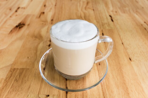 tasse de café au lait sur la table en bois