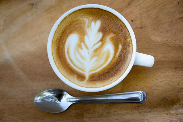 tasse de café au lait sur la table en bois