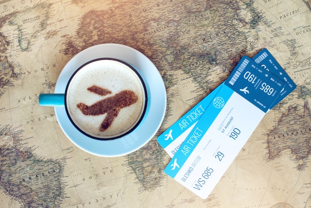 Tasse de café avec l'avion de cannelle sur mousse