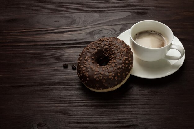 Tasse à café et beignet au chocolat