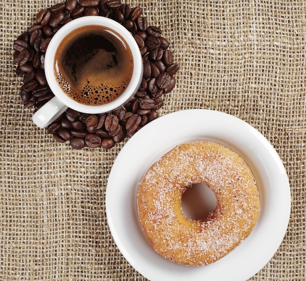 Tasse de café et beignet sucré