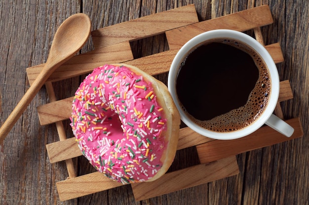 Tasse de café et beignet