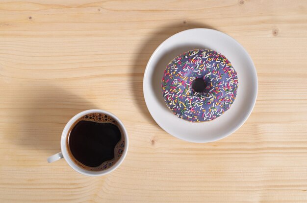 Tasse à café avec beignet