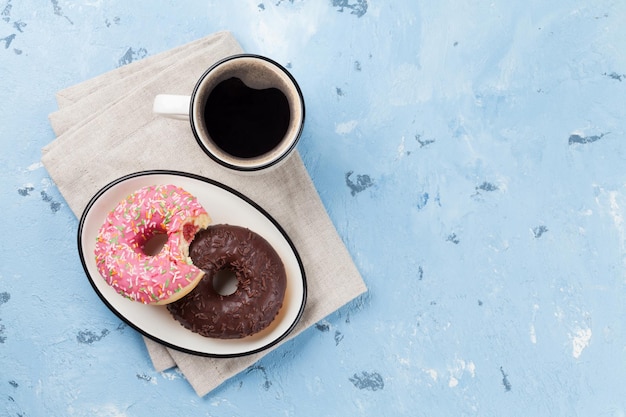 Tasse à café et beignets colorés