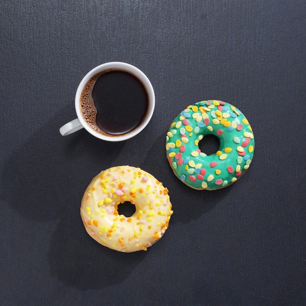 Tasse de café avec des beignets