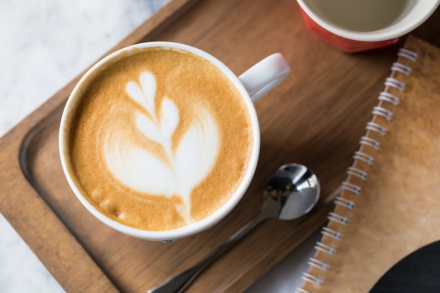 Tasse de café avec un bel art Latte Mise au point sélective