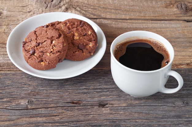 Tasse de café et biscuit au chocolat et noix