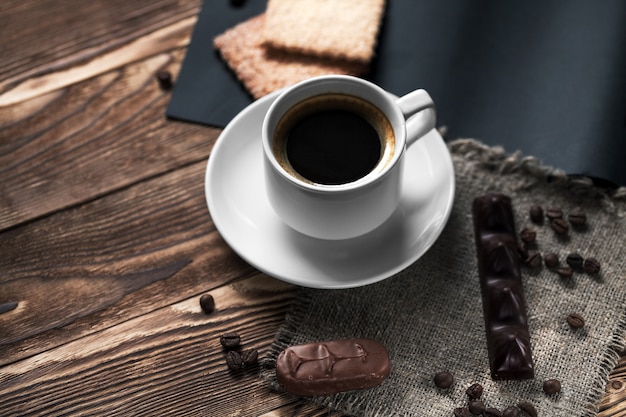 Tasse à café et biscuit sur bois