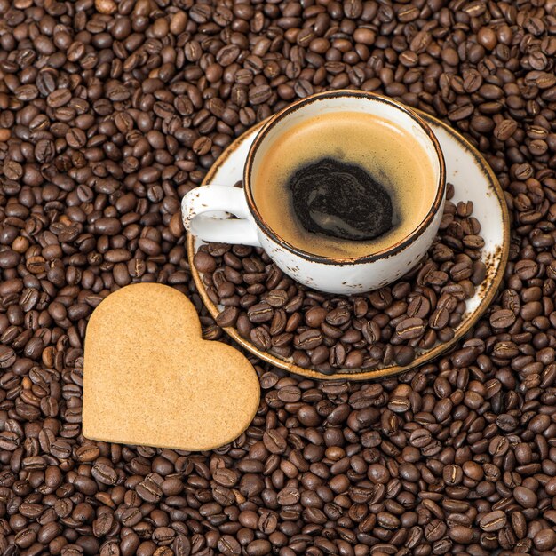 Tasse à café avec biscuit en forme de coeur. L'amour. La Saint-Valentin