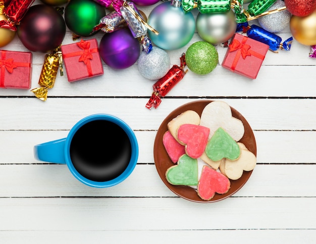 Tasse de café et biscuit avec des jouets de Noël sur fond blanc.