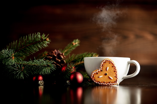 Tasse de café et biscuit de pain d'épice sur une table