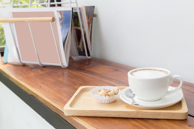 tasse à café et biscuit en plaque de bois