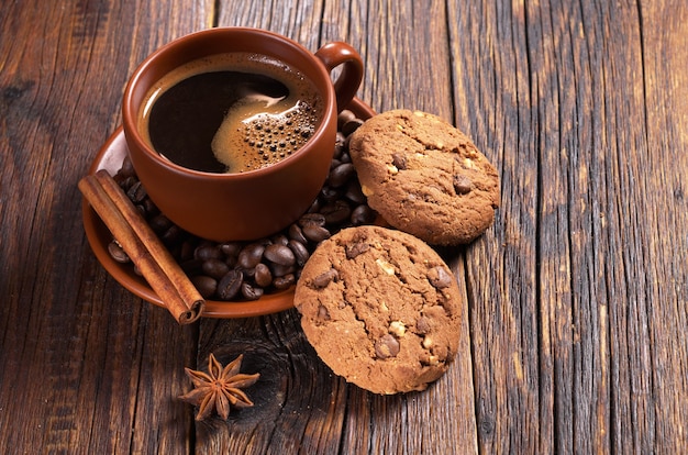 Tasse de café et biscuits au chocolat