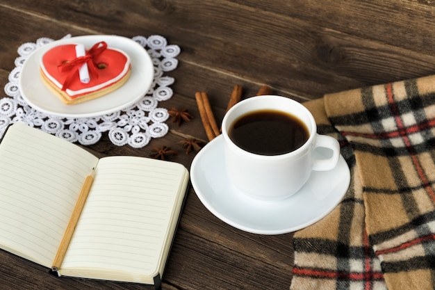 Tasse De Café, Biscuits En Forme De Coeur Avec Message, Cahier, Crayon Et Plaid à Carreaux