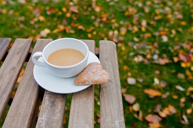 Tasse de café avec des biscuits en forme de coeur sur une table i