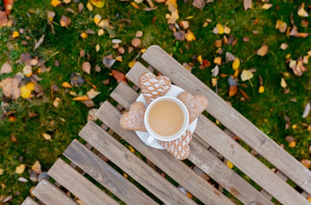 Tasse de café avec des biscuits en forme de coeur sur une table i