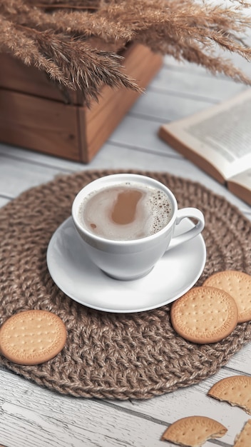 tasse de café et biscuits sur napperon en jute en osier.