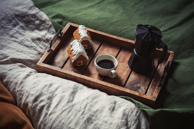 Tasse de café et biscuits de Noël dans un lit