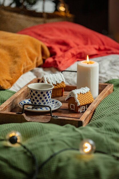 Tasse de café et biscuits de Noël dans un lit