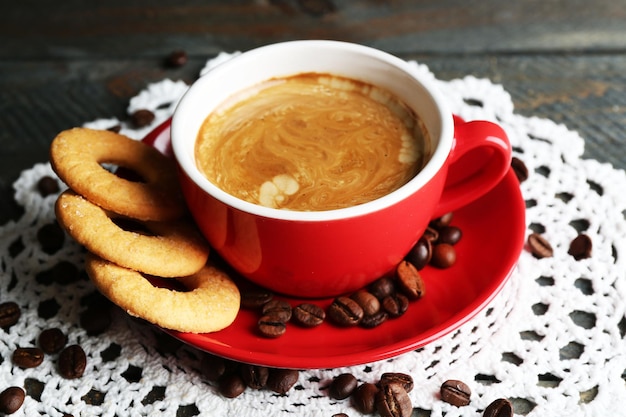 Tasse de café et biscuits savoureux sur fond de bois