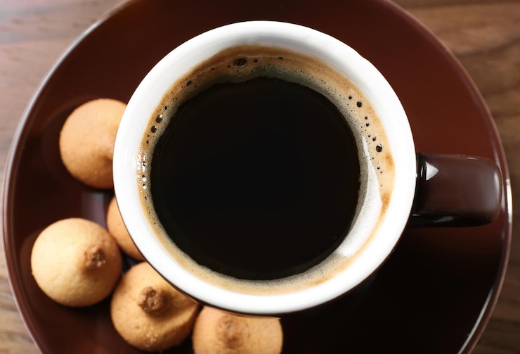 Photo tasse de café avec des biscuits sur une table en bois