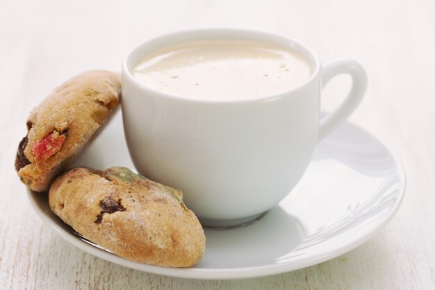 Photo tasse de café avec des biscuits sur une table en bois