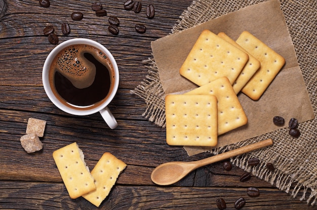 Tasse à café et biscuits sur la table