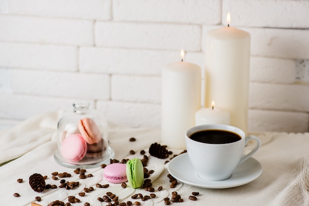 Tasse de café et biscuits sur la table.