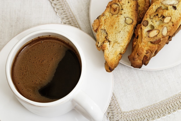 Tasse à café et biscuits sur une table