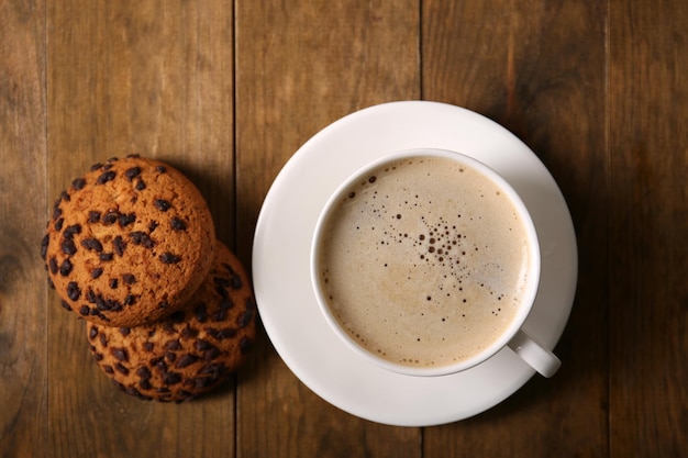 Tasse de café avec des biscuits sur la vue de dessus de table en bois