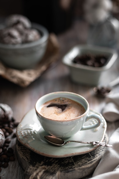 Tasse de café avec des biscuits