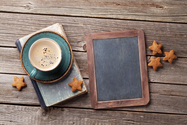 Tasse à café et biscuits