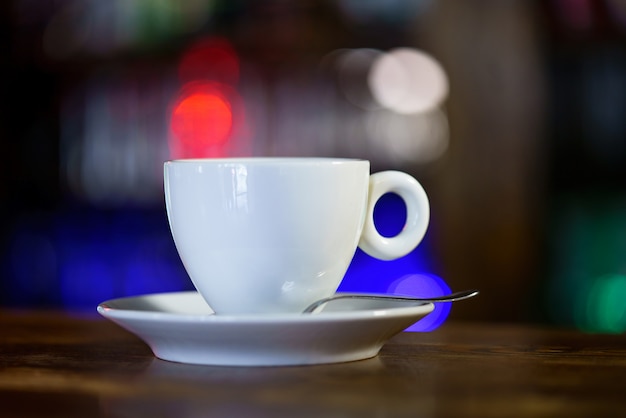 Photo tasse de café blanc à l'intérieur du café