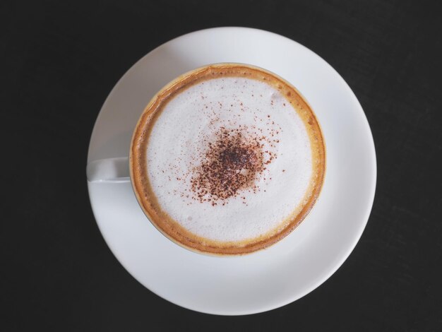 Photo une tasse de café blanc et une soucoupe.