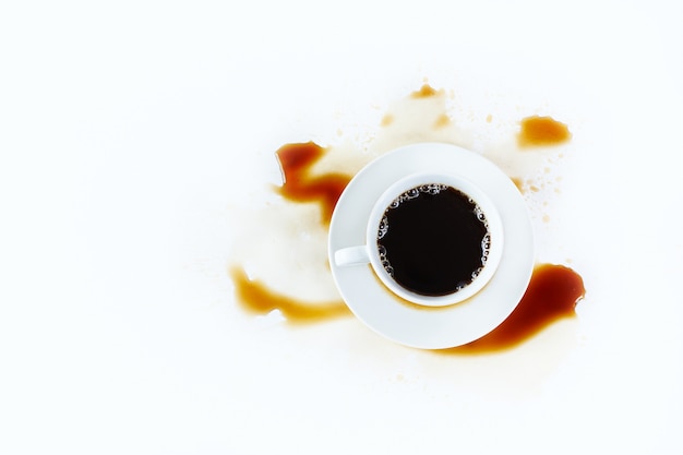 Tasse de café sur blanc avec des taches