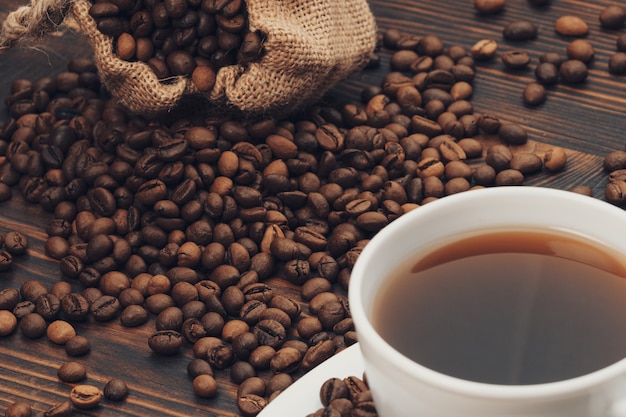 Tasse de café blanc sur une vieille table rustique