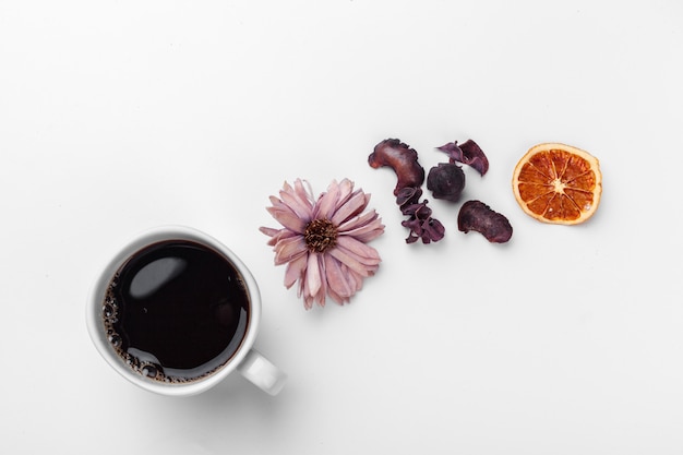 Tasse de café sur blanc