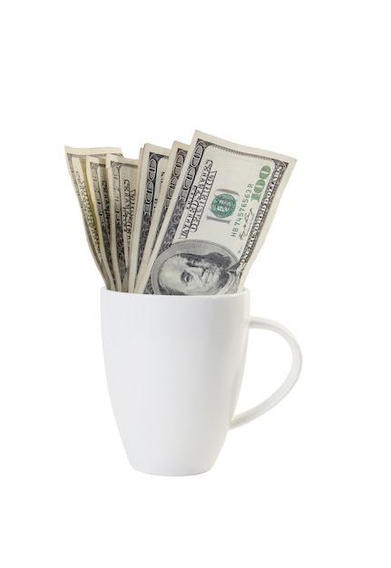 Tasse à café blanche avec 100 dollars isolé sur fond blanc
