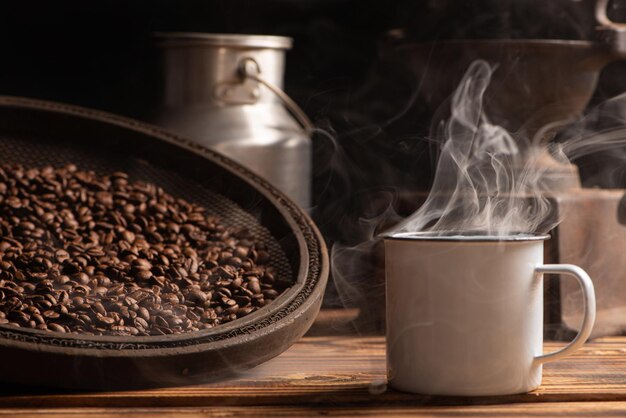 Photo tasse de café blanche sur bois rustique et accessoires fond sombre mise au point sélective