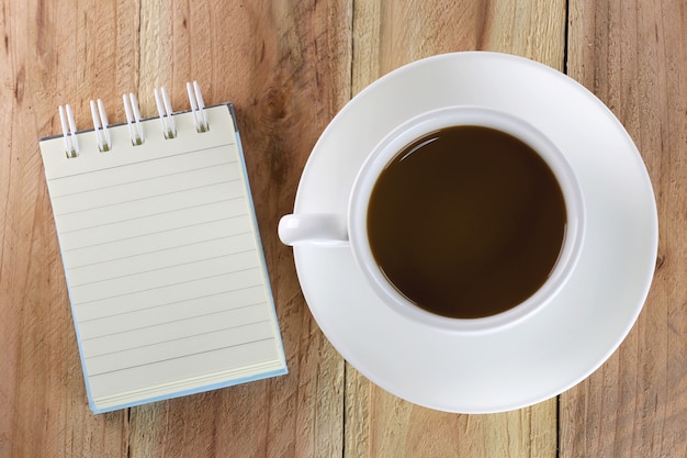 Tasse à café blanche et cahier.