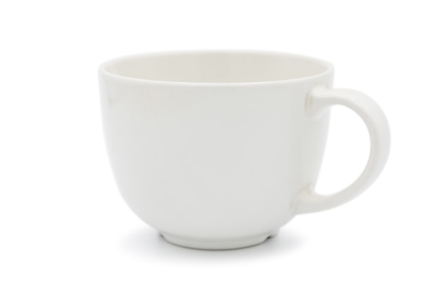 Tasse à café blanche en céramique vide isolé sur fond blanc