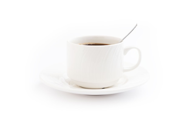Tasse à café blanche avec cuillère isolé sur fond blanc vue de face
