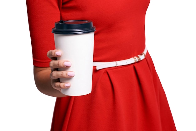 Tasse à café blanche à emporter main de fille tenant une tasse de latte robe rouge femme ongle féminin